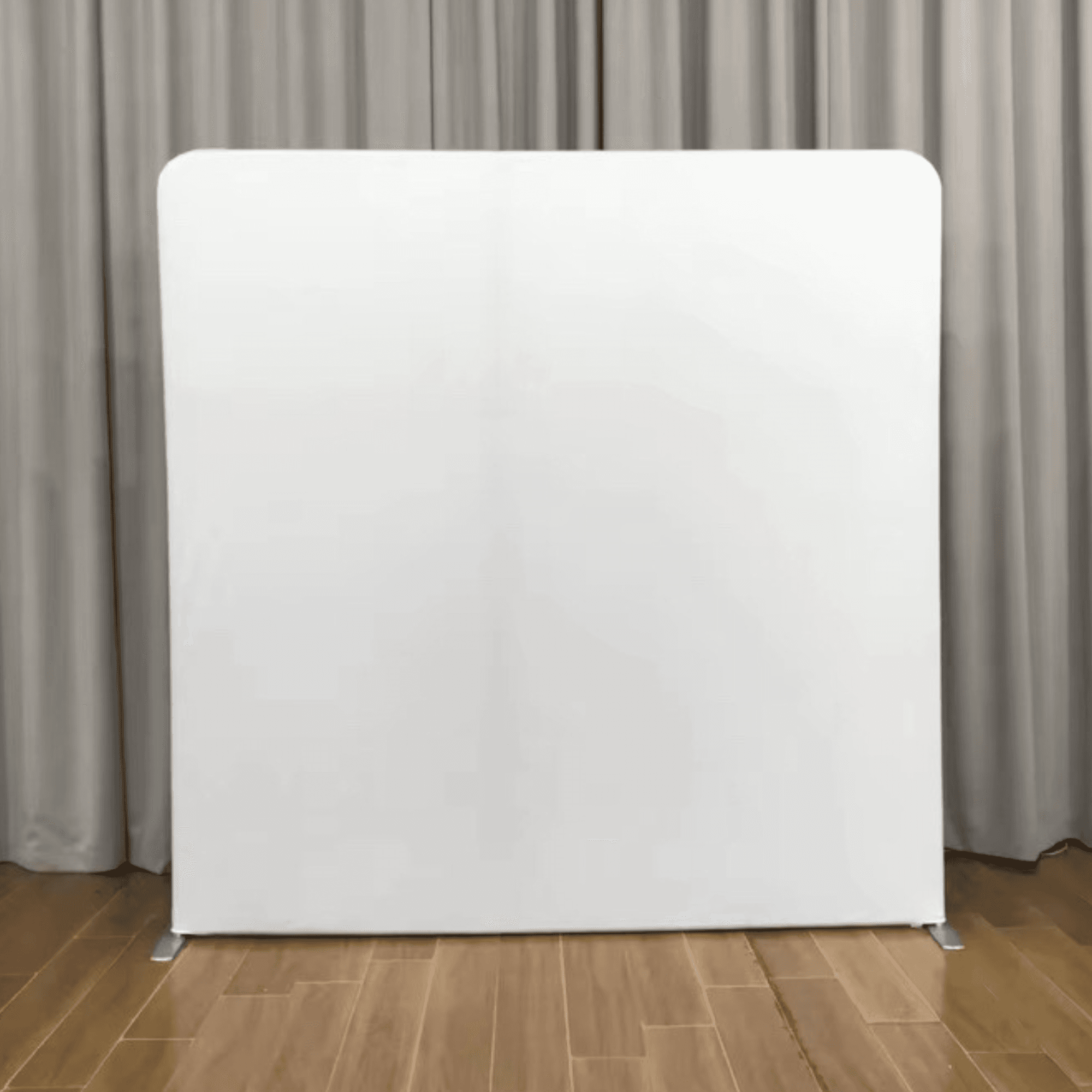 Backdrop Blanc uni de 2,40 m sur 2,40 m, à louer chez Studio By KM