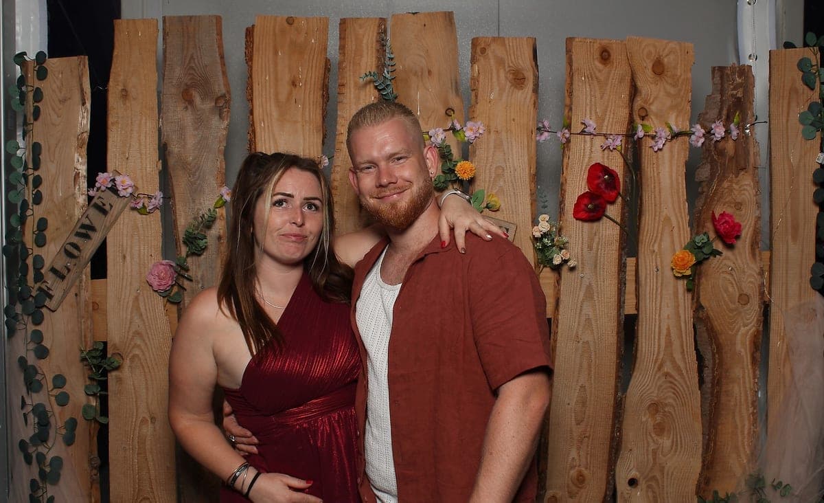 Deux invités posent devant le photobooth Studio By KM lors d’un mariage dans le Lauragais