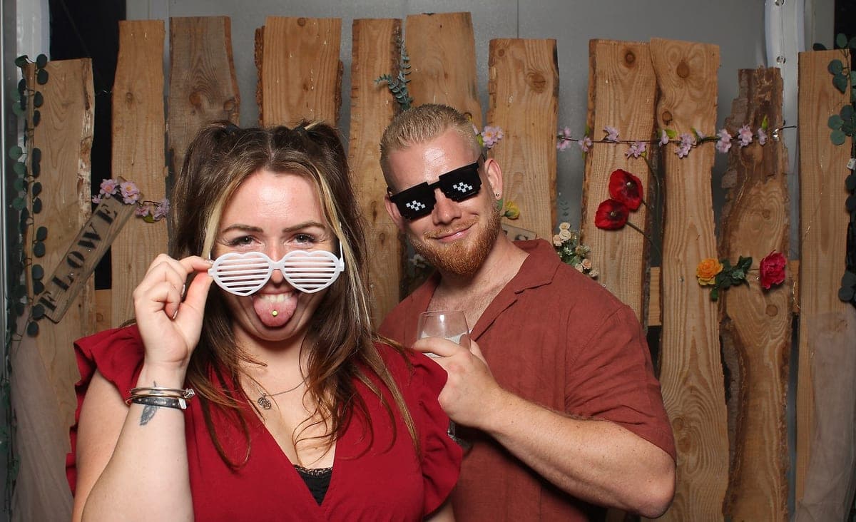 Trois invités en pleine grimace devant le photobooth, en fin de soirée